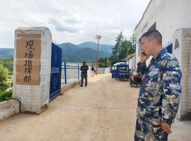 在狂风暴雨引发的山洪肆虐之际，他们英勇无畏地站了出来。-春天资源分享网