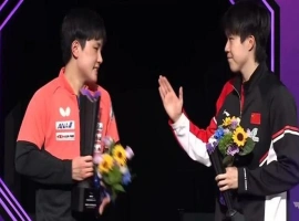 王楚钦向张本智和展现友好姿态，传达了祝贺之意；-春天资源分享网