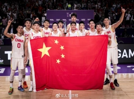 中国男篮与五星红旗合影，五星红旗，我为你自豪、为你骄傲。-春天资源分享网
