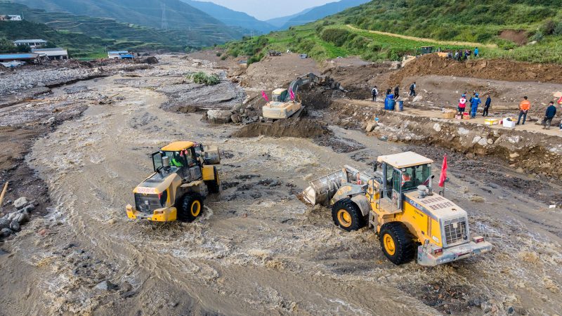 榆中县受灾村庄道路建设应对水患与地质灾害，遇水搭桥、遇石开路，确保生命线畅通无阻。-春天资源分享网