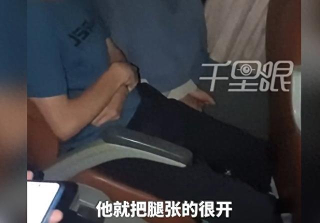 在公交车上，一名男子不恰当地接触11岁小女孩，同车乘客迅速制止。小女孩因惊吓蜷缩恐惧。-春天资源分享网