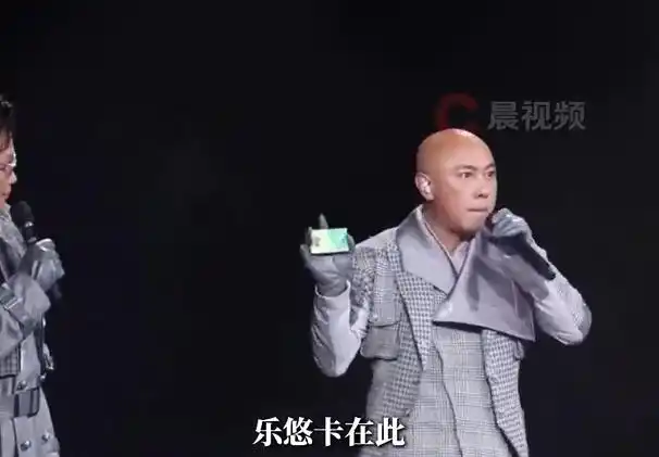 张卫健60岁演唱会用“老年卡”倡导尊老，传递正能量，引发社会关注。-春天资源分享网