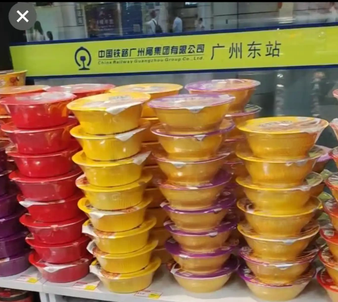 广州东站已全面撤除泡面销售，此举引发了对高铁站“去泡面化”现象的广泛讨论。-春天资源分享网