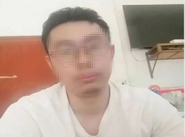 一位男子被控告涉嫌对两名未成年人实施性侵犯，而他的父亲，一位检察官，担当了他的法律辩护人。-春天资源分享网